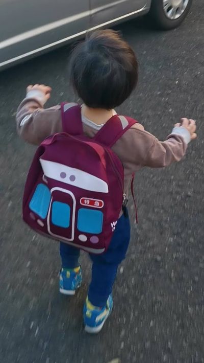 阪急電車のキッズリュックをしょった2歳児