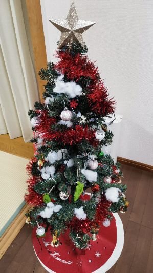 ニトリのデコレーションツリーをさらに装飾したところ